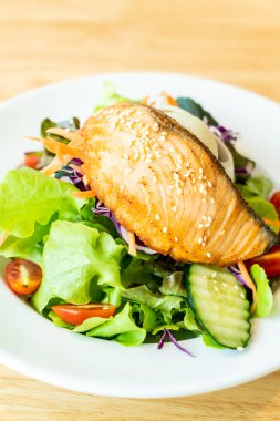 Kızarmış somon salata