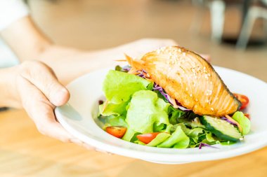 Kızarmış somon salata