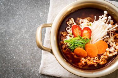 Altın tencerede Kore anlık erişte 