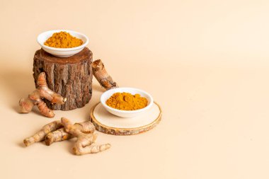 Beyaz bardak üzerinde zerdeçal tozu