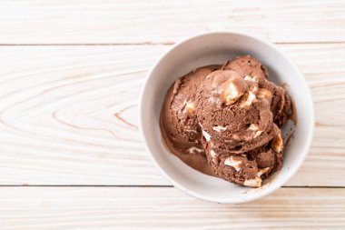 Çikolatalı dondurma marshmallow ile