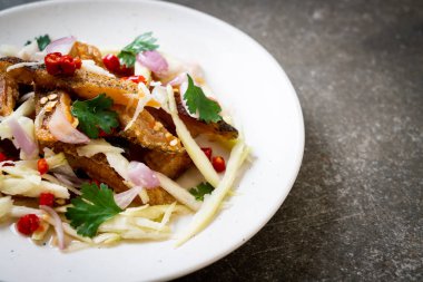 gevrek gurami balığı ile baharatlı salata