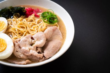 domuz eti ve yumurta ile TONKOTSU ramen erişte