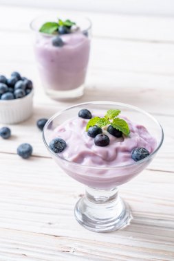 yogur con arándanos frescos