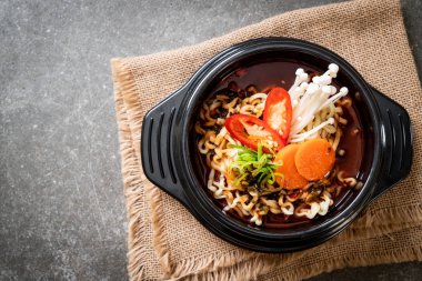 siyah kase Kore anlık erişte