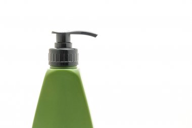 Beyaz arka plan üzerinde şampuan veya saç kremi şişe