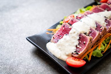 Taze orkinos çiğ sebze salatası ve sos ile