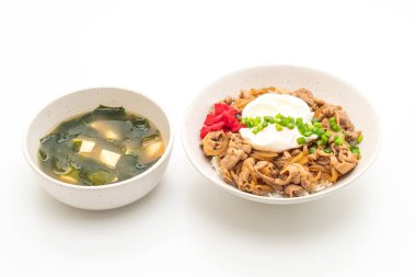 Yumurtalı domuz pirinci kasesi (Donburi) - Japon yemeği tarzı.