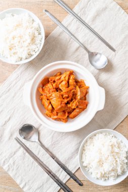 kimchi ile tavada kızartılmış domuz eti