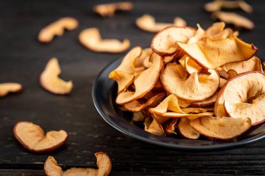 Ev yapımı kurutulmuş organik elma dilimli