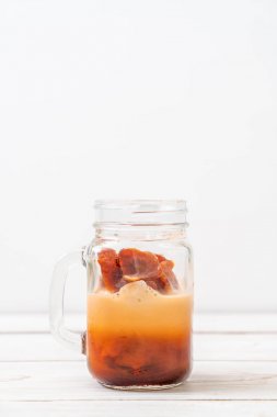 Tay çay buzlu süt ile