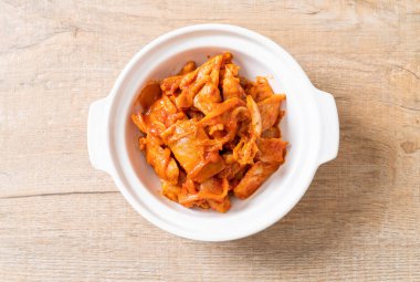 kimchi ile tavada kızartılmış domuz eti