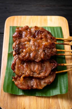 saptırılmış süt domuz beyaz yapışkan pirinç ile ızgara