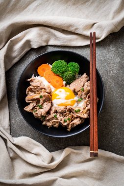 Donburi, domuz eti Pilav kasesi onsen yumurta ve sebze ile