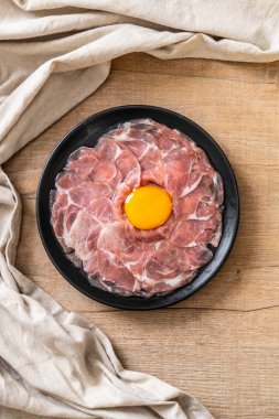 taze dilimlenmiş domuz yumurta ile ham