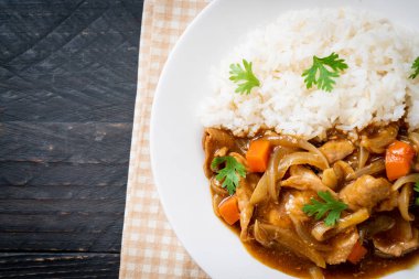 Japon köri pirinç dilimlenmiş domuz eti, havuç ve soğan ile