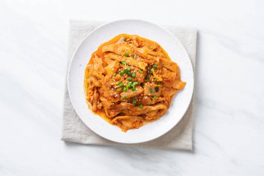 kimchi ile tavada kızartılmış domuz eti 