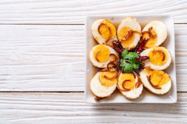 Haşlanmış yumurta demirhindi soslu kızarmış