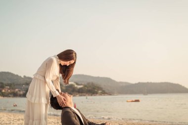 Mutlu çift balayı gidiş tropikal kum plajı üzerinde su içinde seyahat.