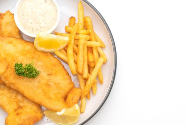 Kızartmalı balık ve patates kızartması.