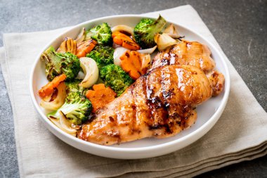 çukurunu tavuk göğsü biftek sebze ile