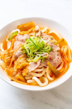 Udon ramen noodle ile domuz eti ve kimchi 