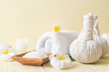 Spa bitkisel top mum ve orkide ile sıkıştırma