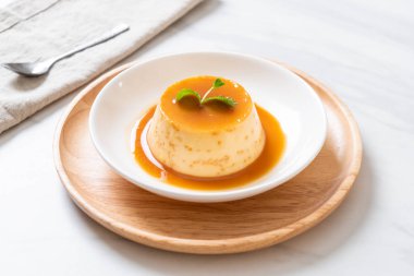 Ev yapımı karamel kremalı puding