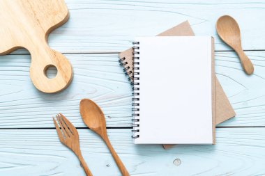 metin Not kopya sapce ile ahşap yüzeyde için boş defter