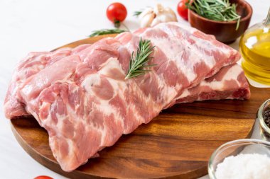 Taze çiğ domuz kaburgası. 