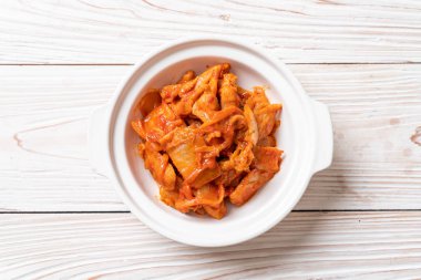 kimchi ile tavada kızartılmış domuz eti