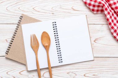 metin Not kopya sapce ile ahşap yüzeyde için boş defter