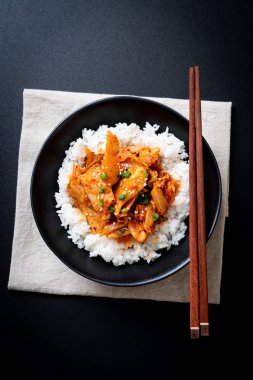 kimchi tepesinde pirinç ile tavada kızartılmış domuz eti 