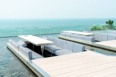 masa ve sandalye Deniz Manzaralı restoranda