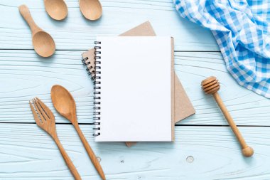 metin Not kopya sapce ile ahşap yüzeyde için boş defter