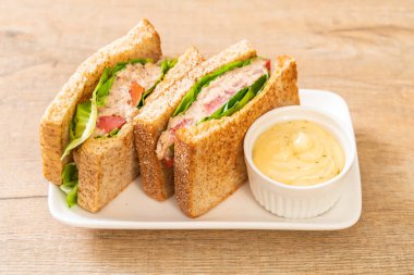 Ev yapımı ton balıklı sandviç 