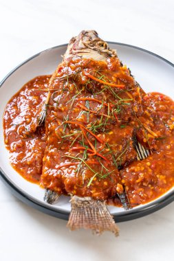Chili soslu kızarmış balık