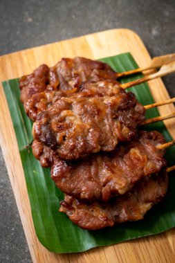 saptırılmış süt domuz beyaz yapışkan pirinç ile ızgara