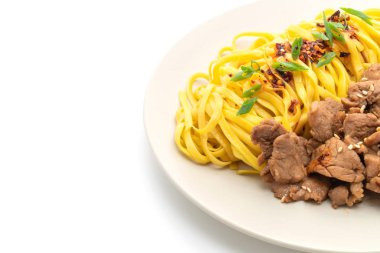 domuz eti ile Asya tavada kızartılmış erişte