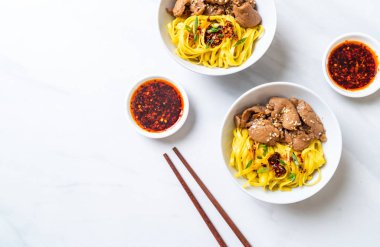 domuz eti ile Asya tavada kızartılmış erişte