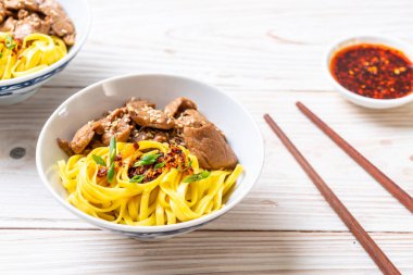 domuz eti ile Asya tavada kızartılmış erişte