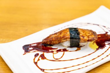 Sos ile foie gras suşi
