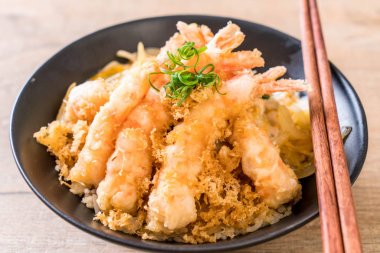 kızarmış karides tempura üzerinde pirinç kase tepesinde