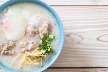 kase kıyılmış domuz eti ile pirinç çorbası 