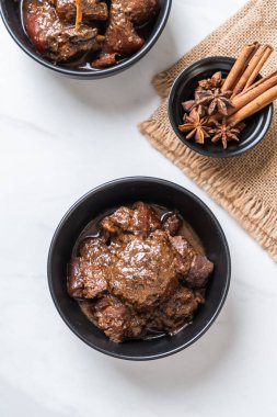 herb ile domuz eti güveç