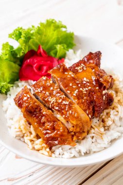 tepesinde pirinç teriyaki soslu ızgara tavuk