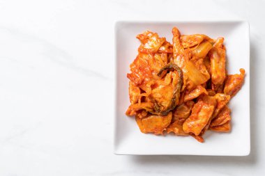 kimchi ile tavada kızartılmış domuz eti