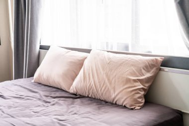 Yatakta rahat yastık 