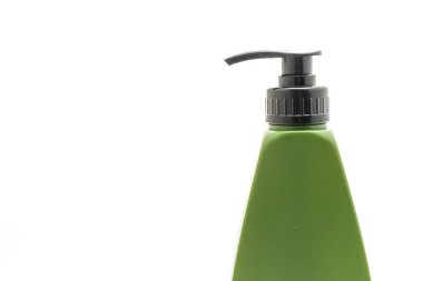 Beyaz arka plan üzerinde şampuan veya saç kremi şişe