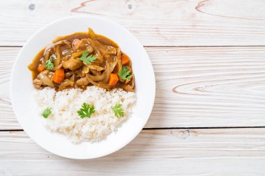 Japon köri pirinç dilimlenmiş domuz eti, havuç ve soğan ile